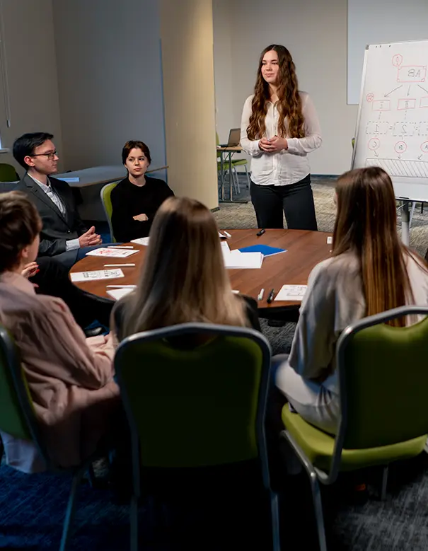 Équipe en réunion pour développer les compétences clés avec un formateur